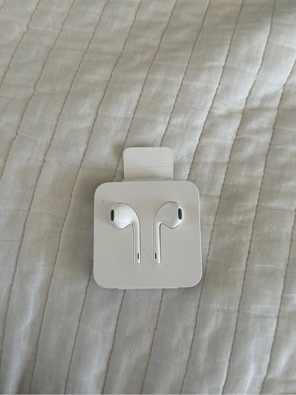 brand new wired Apple lightning earbuds
